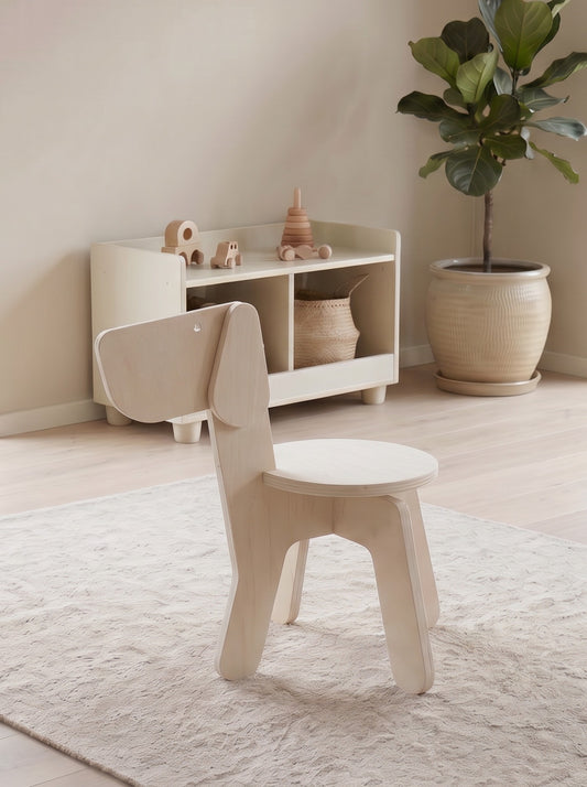 Houten kinderstoeltje Hugo de Hond van Studio Verdi op een zacht vloerkleed in een lichte kinderkamer