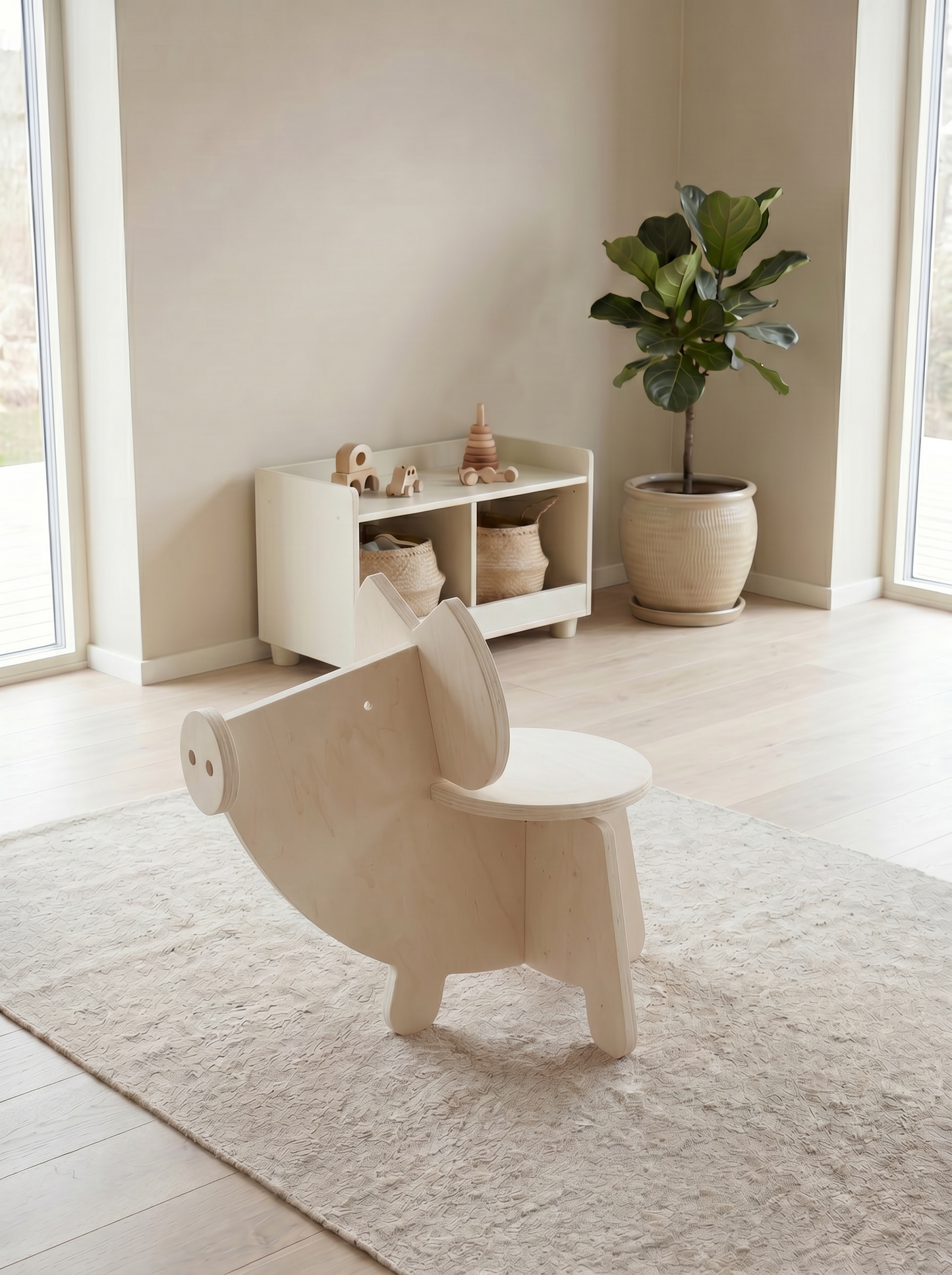 Zijaanzicht van houten kinderstoel Vitto het Varkentje met krulstaart