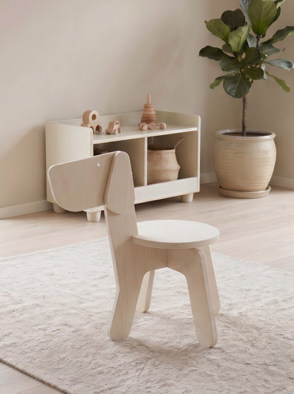 Houten kinderstoeltje Hugo de Hond van Studio Verdi op een zacht vloerkleed in een lichte kinderkamer
