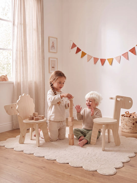 Twee kinderen bouwen een toren van houten blokken tussen de houten kinderstoeltjes Lio de Leeuw en Eddy de Eland van Studio Verdi