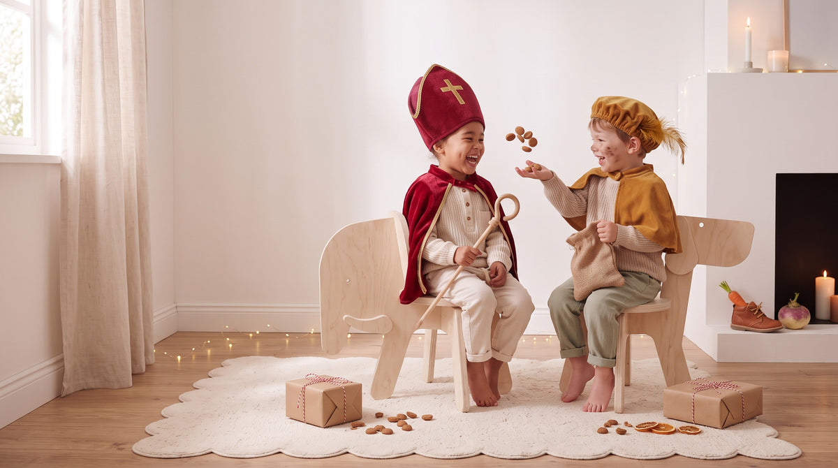 Twee kinderen spelen Sinterklaas en Pietje op de houten kinderstoeltjes Ollie de Olifant en Hugo de Hond van Studio Verdi, met pepernoten en cadeautjes